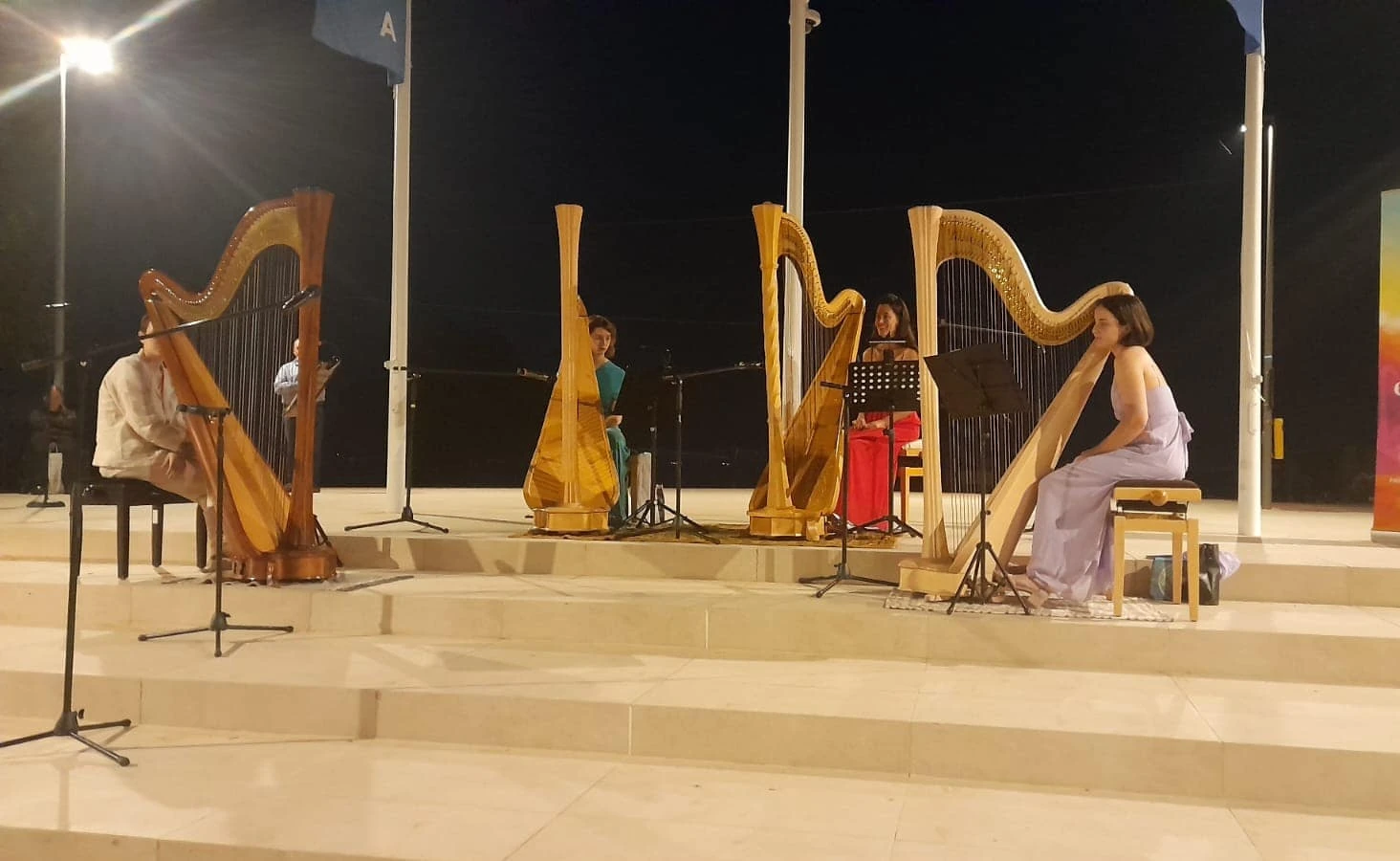 Schody w przestrzeni publicznej pełnią funkcję kulturalne.webp